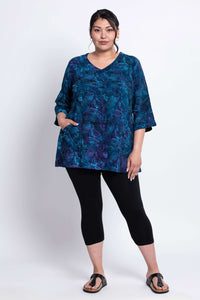 Front view of model wearing Evelyn Top lagoon print, 3/4 sleeves, with leggings