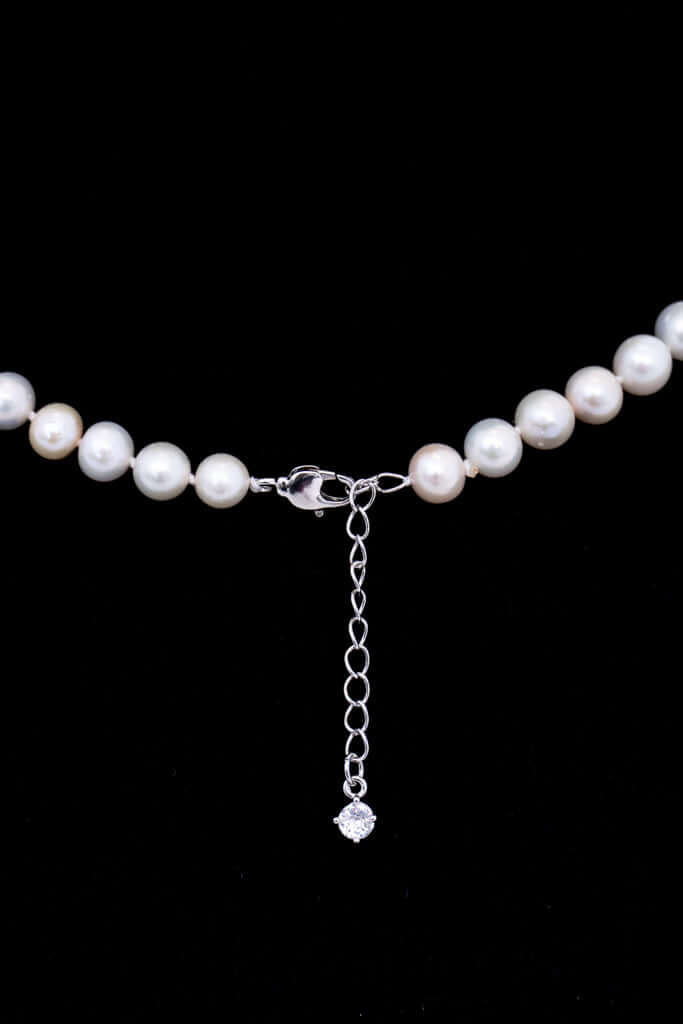 Clasp and adjustable chain of cultured pearl necklace with a delicate pendant