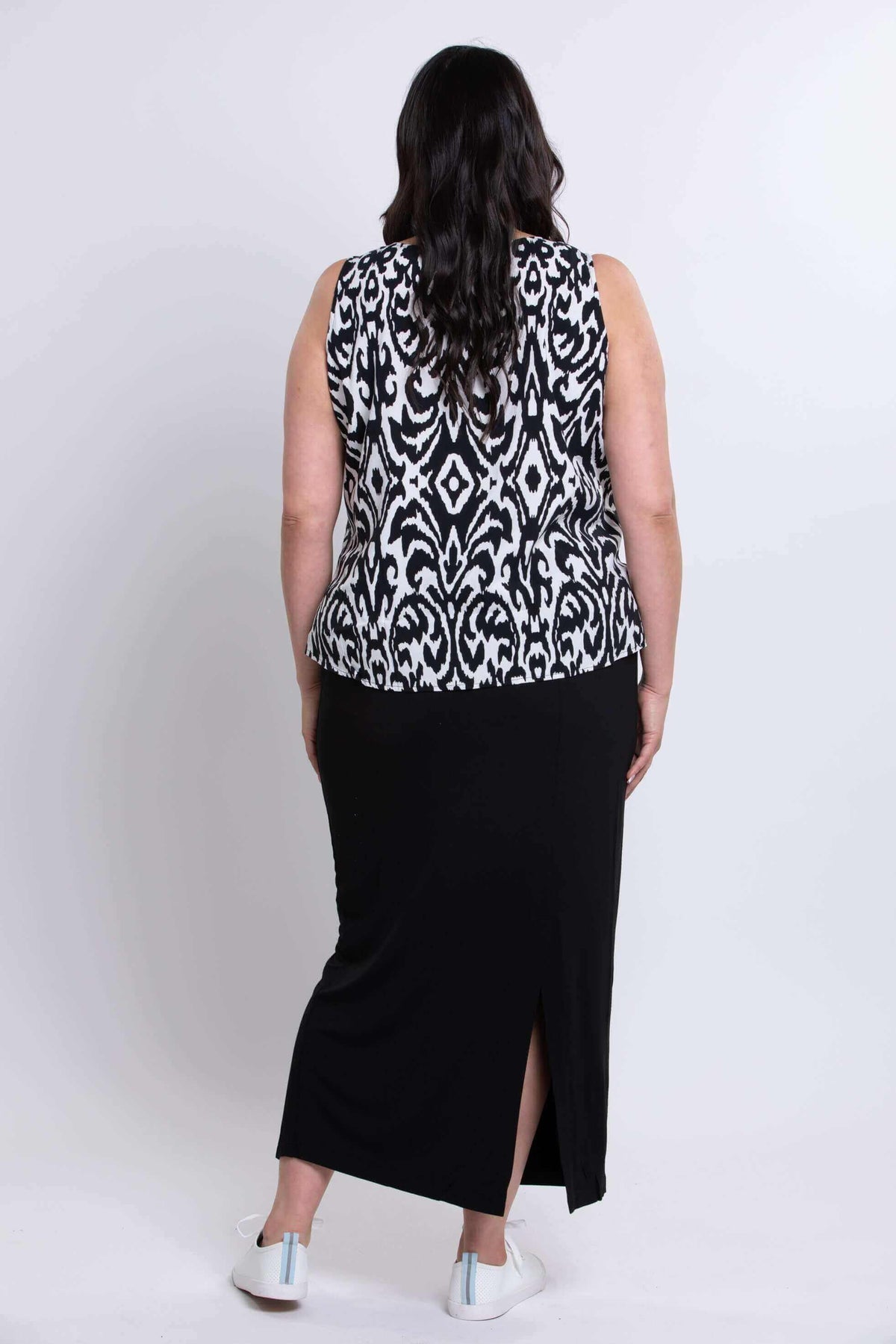 Back view of model wearing sleeveless Ikat tank with black and white pattern