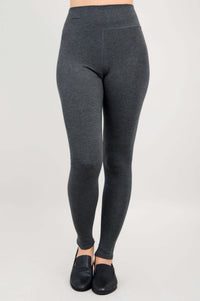Three-quarter front view of charcoal Riley leggings on model