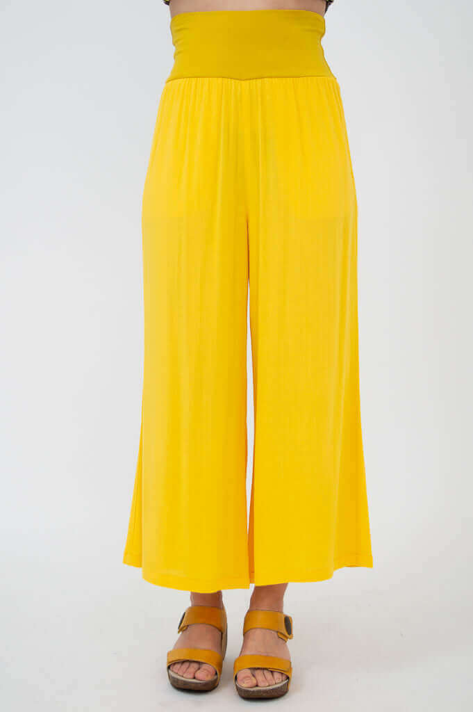 Yellow bamboo-linen capri pants with wide leg, front view closeup